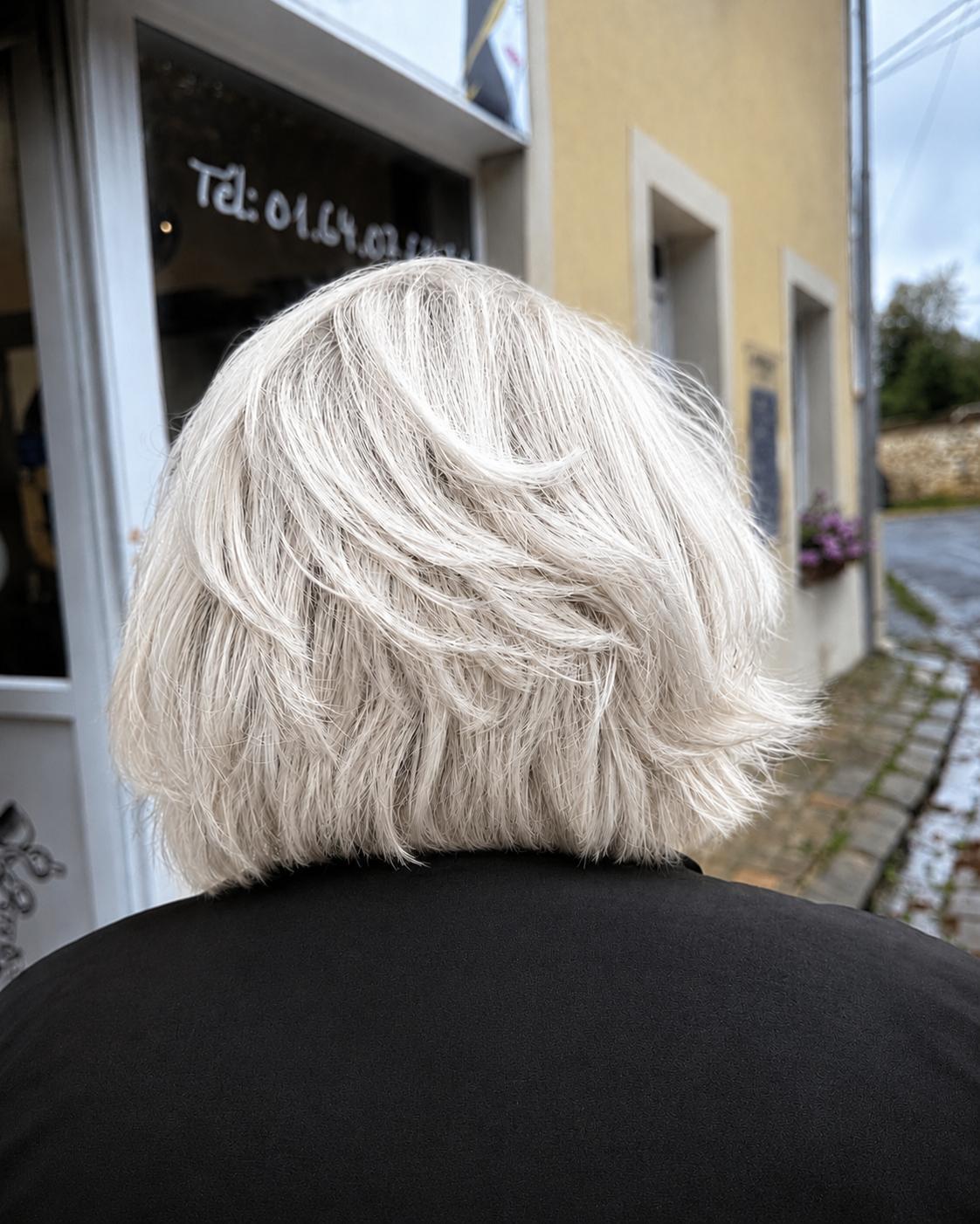Résultat coloration blond polaire devant le salon Raph'al coiffure à Ozouer-le-Voulgis