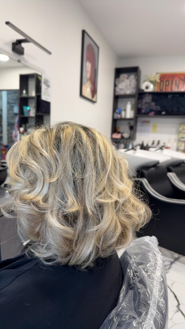 Après : carré bouclé avec balayage blond et brushing wavy - Raph'al coiffure Ozouer-le-Voulgis