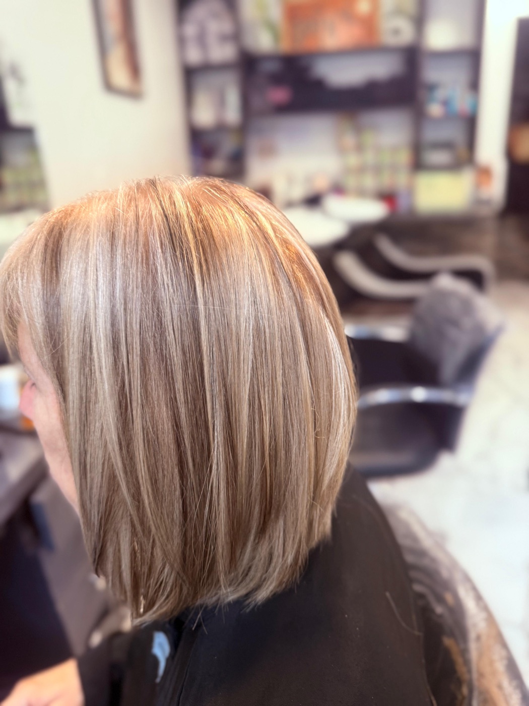 Lob lissé blond froid avec mèches et balayage réalisé chez Raph'al coiffure à Ozouer-le-Voulgis