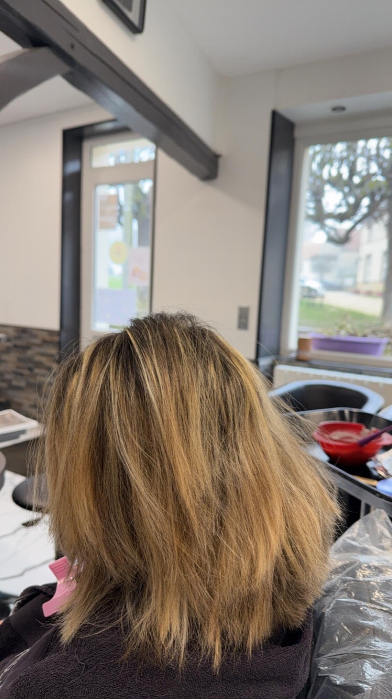 Avant : cheveux mi-longs blond avec mèches et coloration - Raph'al coiffure Ozouer-le-Voulgis