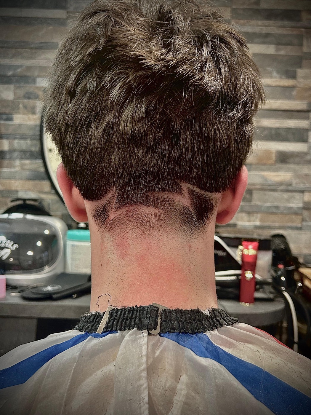 Crop texturisé homme avec nuque dessinée, barber chez Raph'al coiffure à Ozouer-le-Voulgis