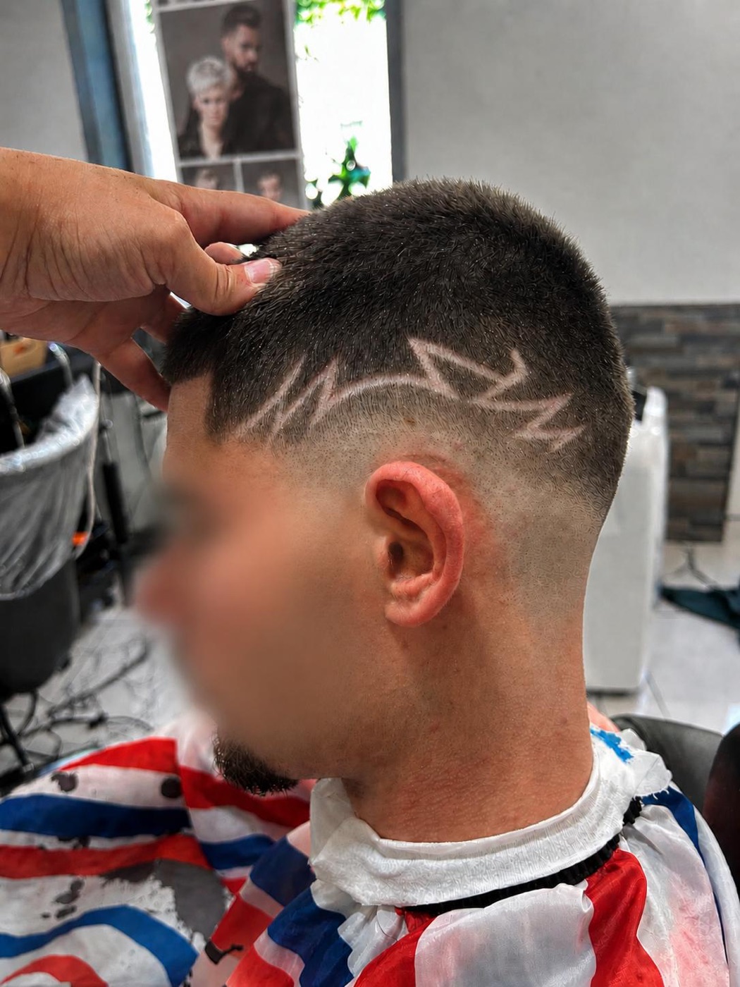 Skin fade homme avec motifs rasés, coupe barber réalisée chez Raph'al coiffure à Ozouer-le-Voulgis